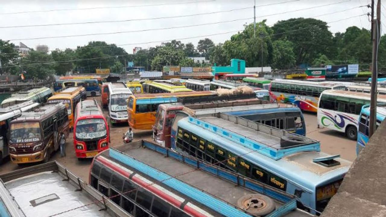 একুশে জুলাইতেও স্ট্যান্ড ভর্তি বাস, এক বছরেই উল্টো ছবি জঙ্গলমহলে একুশে জুলাইতেও স্ট্যান্ড ভর্তি বাস, এক বছরেই উল্টো ছবি জঙ্গলমহলে