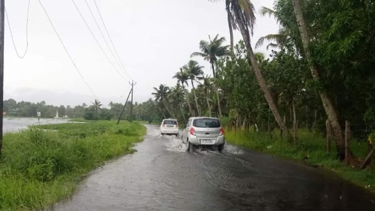 ജലനിരപ്പ് ഉയരുന്നു, കൃഷി നാശവും ഗതാഗത തടസവും; ദുരിതത്തിലായി കുട്ടനാട്ടുകാര് ജലനിരപ്പ് ഉയരുന്നു, കൃഷി നാശവും ഗതാഗത തടസവും; ദുരിതത്തിലായി കുട്ടനാട്ടുകാര്