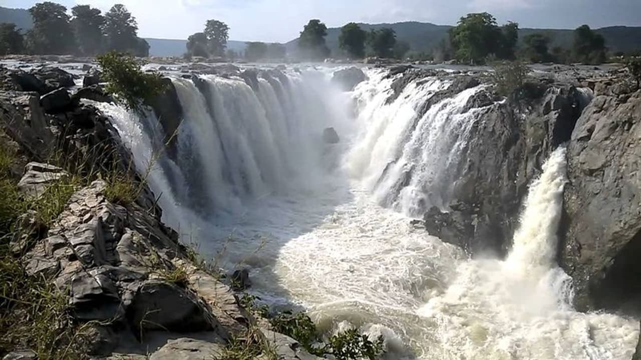 ತಮಿಳುನಾಡಿಗೆ ಕಾವೇರಿ ನೀರು, ನದಿಗಿಳಿದು ರೈತರ ಪ್ರತಿಭಟನೆ ತಮಿಳುನಾಡಿಗೆ ಕಾವೇರಿ ನೀರು, ನದಿಗಿಳಿದು ರೈತರ ಪ್ರತಿಭಟನೆ