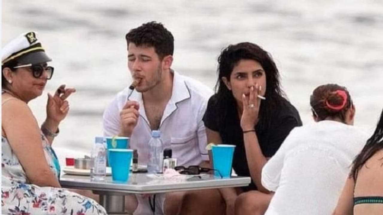 ಪಟಾಕಿ ಹೊಡೆದ್ರೆ ಅಸ್ತಮಾ ಎಂದಿದ್ದ ಪ್ರಿಯಾಂಕಾ ಧಂ ಫೋಟೋಗೆ ನೆಟ್ಟಿಗರ ತರಾಟೆ ಪಟಾಕಿ ಹೊಡೆದ್ರೆ ಅಸ್ತಮಾ ಎಂದಿದ್ದ ಪ್ರಿಯಾಂಕಾ ಧಂ ಫೋಟೋಗೆ ನೆಟ್ಟಿಗರ ತರಾಟೆ