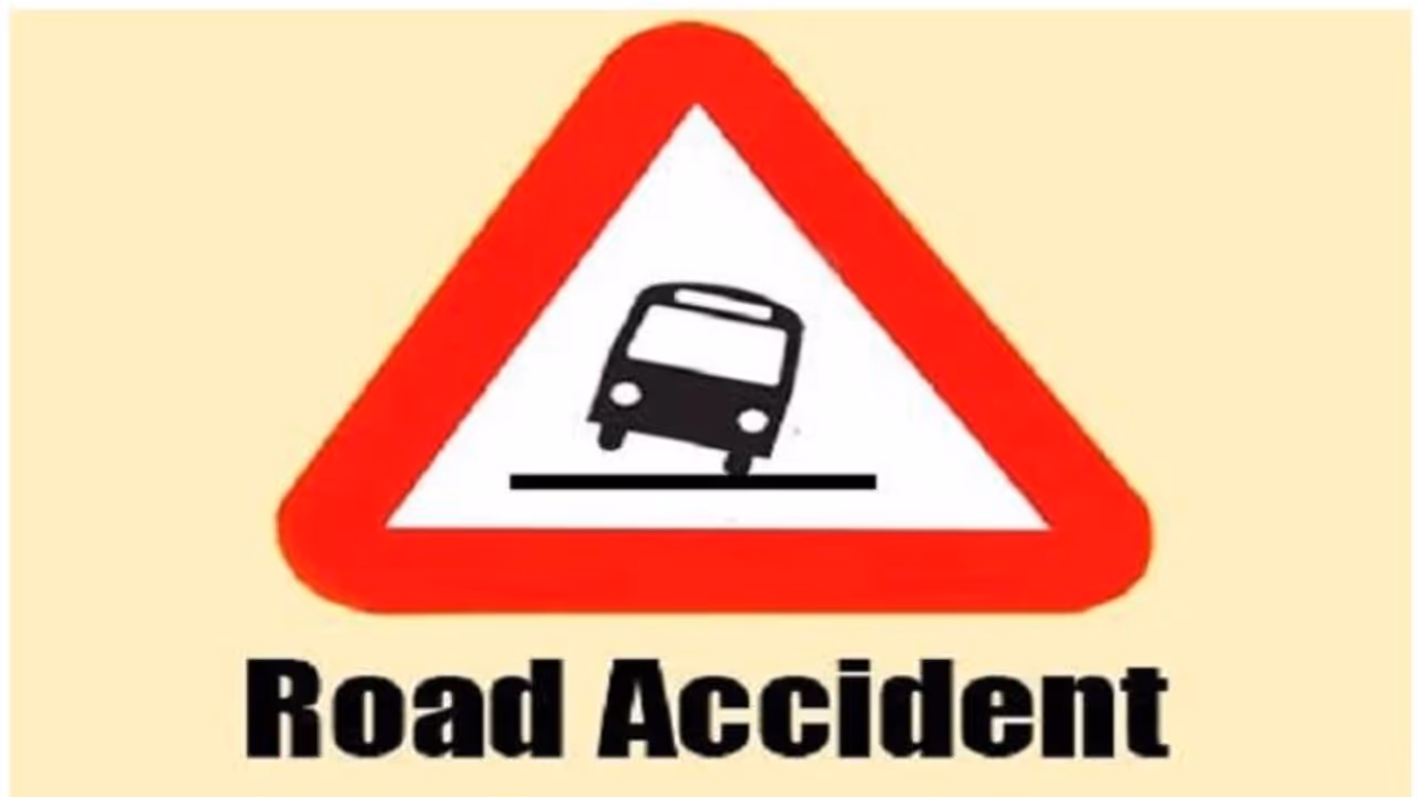 హైద్రాబాద్లో కారు భీభత్సం: పాన్షాపులోకి దూసుకెళ్లిన కారు హైద్రాబాద్లో కారు భీభత్సం: పాన్షాపులోకి దూసుకెళ్లిన కారు