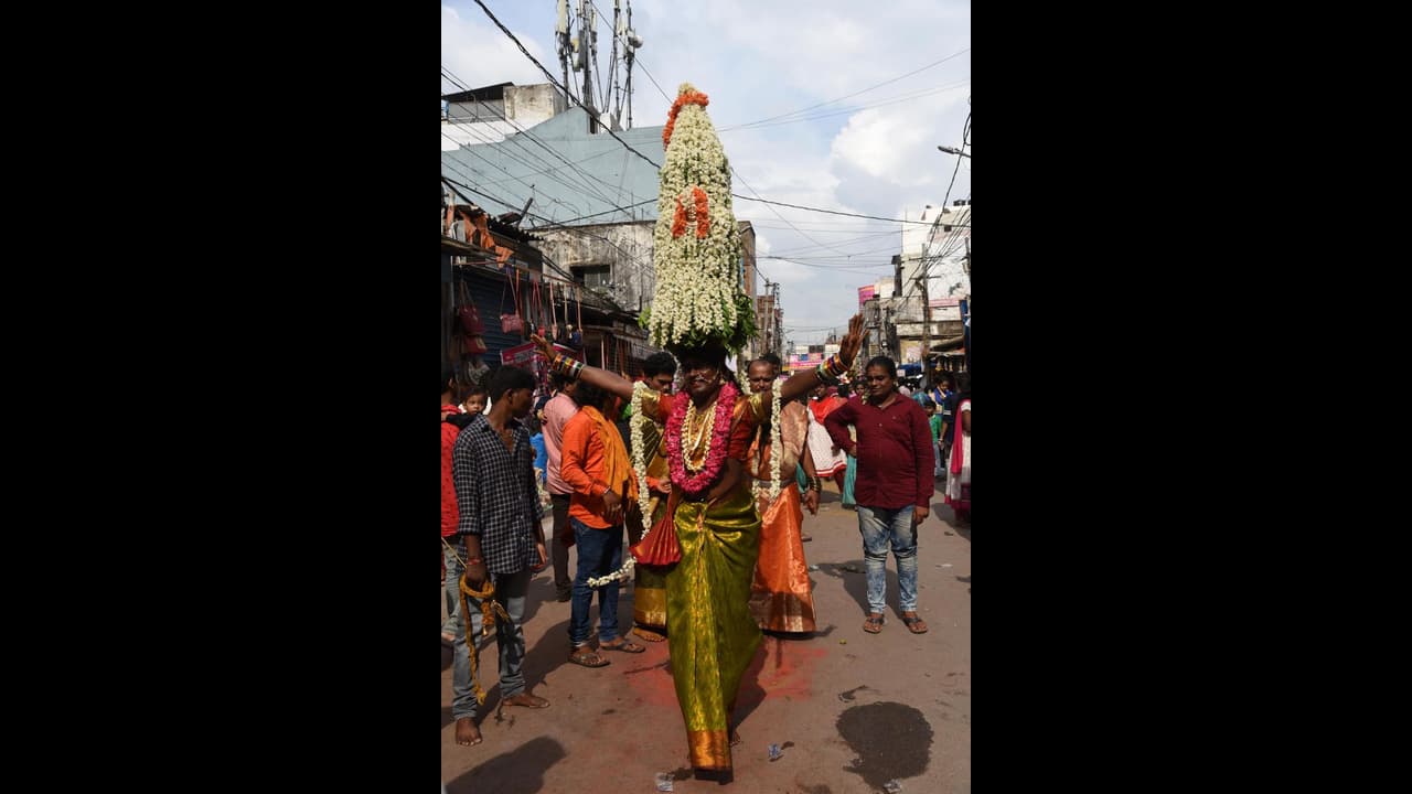తెలంగాణలో బోనాల ఉత్సవాలు: గోల్కొండ బోనాలు నేడే ప్రారంభం తెలంగాణలో బోనాల ఉత్సవాలు: గోల్కొండ బోనాలు నేడే ప్రారంభం