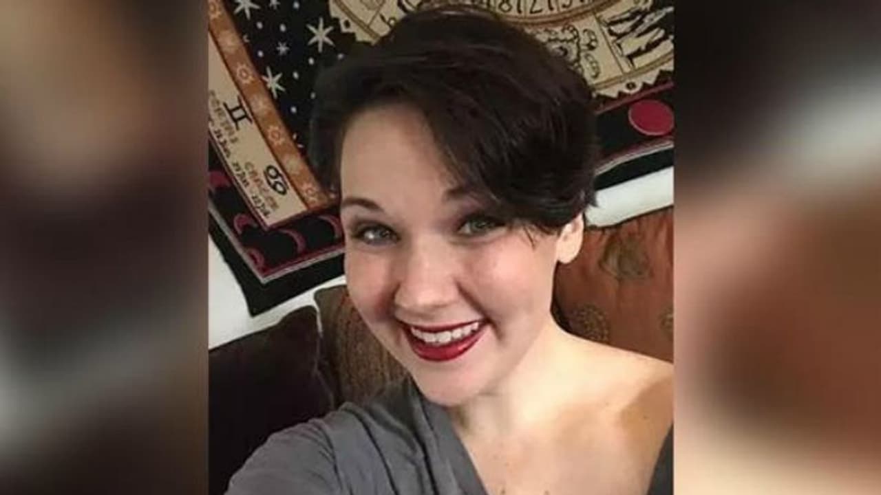 ക്ലാസ് മുറിയില് പോണ് ചിത്രീകരിച്ച് പോസ്റ്റ് ചെയ്ത അധ്യാപികയ്ക്ക് പൊലീസിന്റെ ക്ലീന് ചിറ്റ് ക്ലാസ് മുറിയില് പോണ് ചിത്രീകരിച്ച് പോസ്റ്റ് ചെയ്ത അധ്യാപികയ്ക്ക് പൊലീസിന്റെ ക്ലീന് ചിറ്റ്