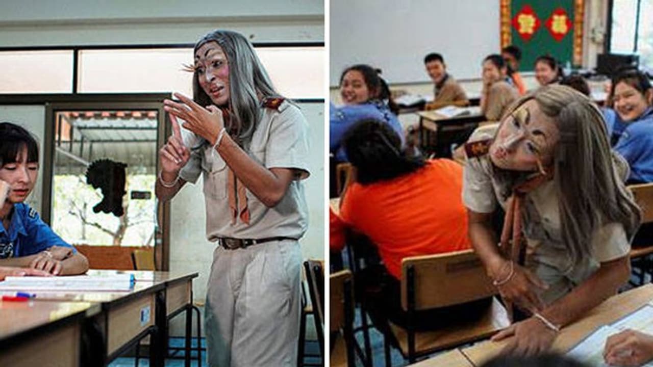 ഇത് ബാലി സ്റ്റൈല്‍; ഈ ‌അധ്യാപകൻ ക്ലാസിൽ പഠിപ്പിക്കാനെത്തുന്നത് ഫാൻസി ‍ഡ്രസ് ധരിച്ച്, കാരണം