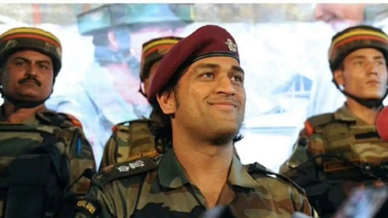 ಯೋಧರಿಗೆ ಹಾಡಿನ ಮೂಲಕ ಸ್ಫೂರ್ತಿ ತುಂಬಿದ ಸೈನಿಕ ಧೋನಿ! ಯೋಧರಿಗೆ ಹಾಡಿನ ಮೂಲಕ ಸ್ಫೂರ್ತಿ ತುಂಬಿದ ಸೈನಿಕ ಧೋನಿ!