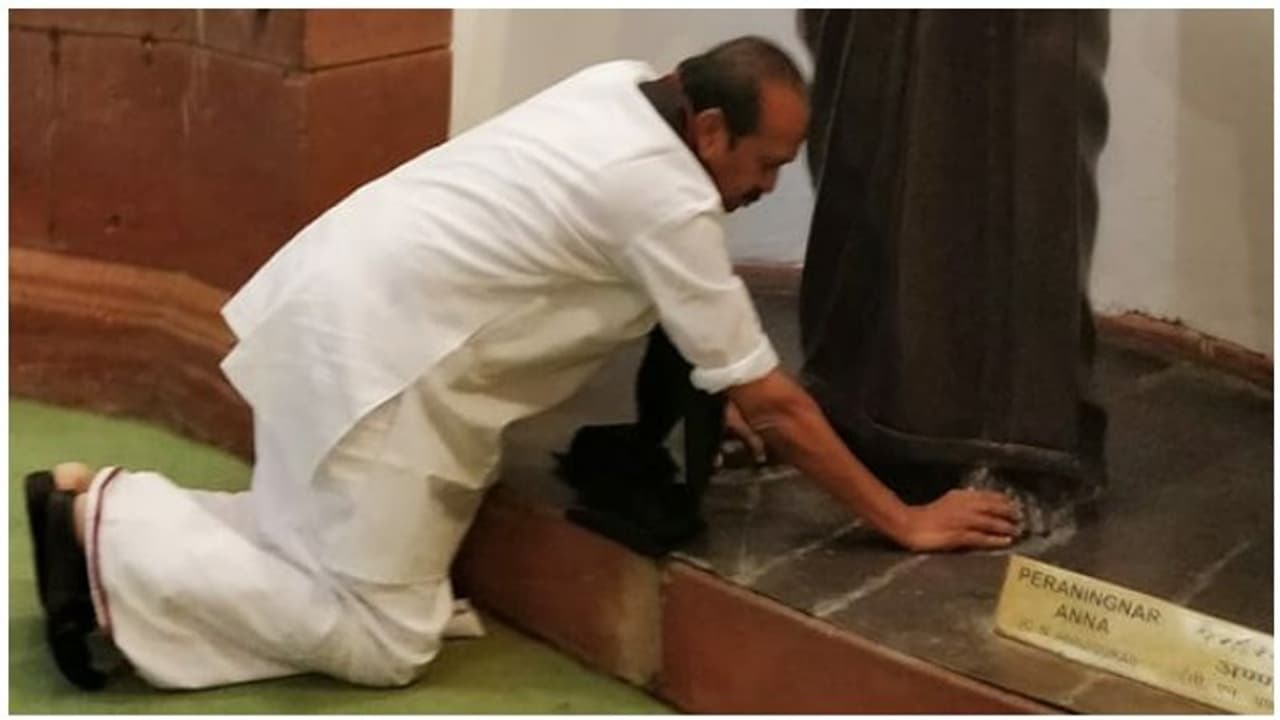 தரையில் விழுந்து காலடியை வணங்கிய வைகோ... நாடாளுமன்றத்திற்குள் நுழைந்ததும் அண்ணாவுக்கு மரியாதை..! தரையில் விழுந்து காலடியை வணங்கிய வைகோ... நாடாளுமன்றத்திற்குள் நுழைந்ததும் அண்ணாவுக்கு மரியாதை..!