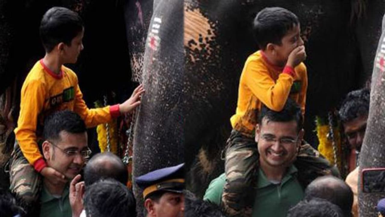 കുട്ടിയെ തോളത്തിരുത്തി ആനയെ തൊടീച്ചു; യതീഷ് ചന്ദ്രയ്ക്കെതിരെ പരാതി കുട്ടിയെ തോളത്തിരുത്തി ആനയെ തൊടീച്ചു; യതീഷ് ചന്ദ്രയ്ക്കെതിരെ പരാതി