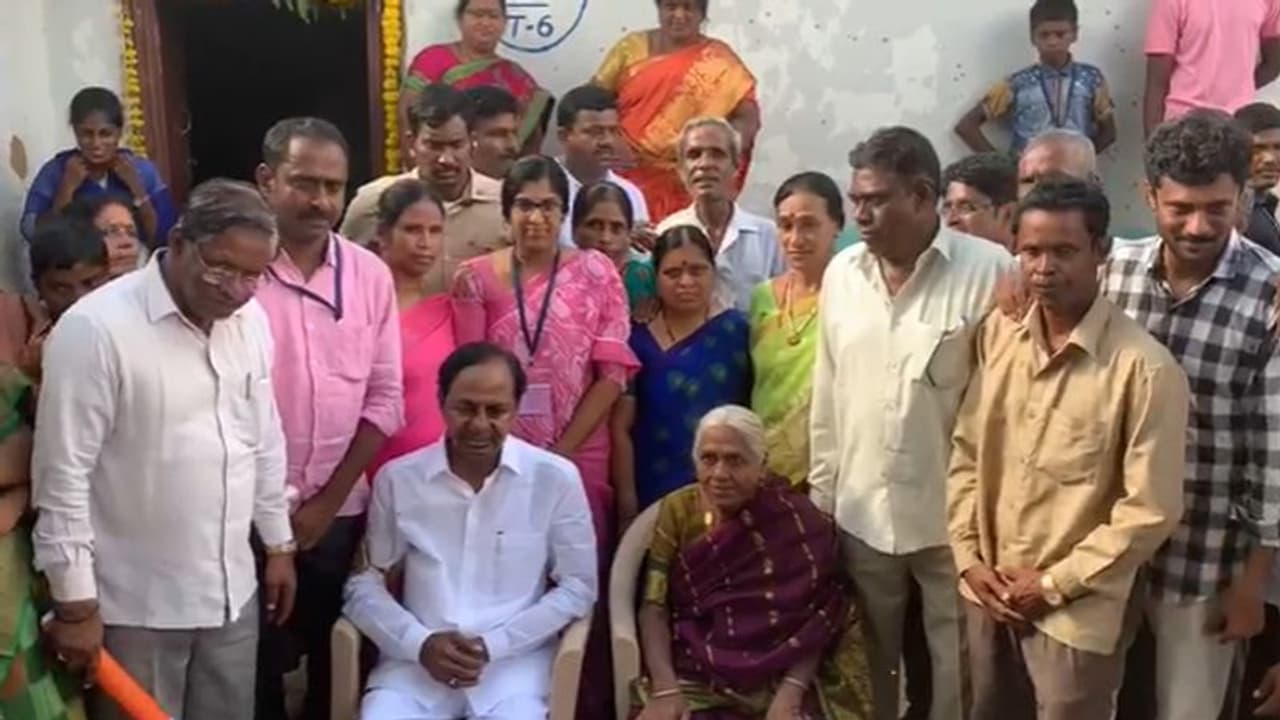 సొంతూరులో కేసీఆర్ సందడి: గురువు ఇంటిని సందర్శించిన సీఎం