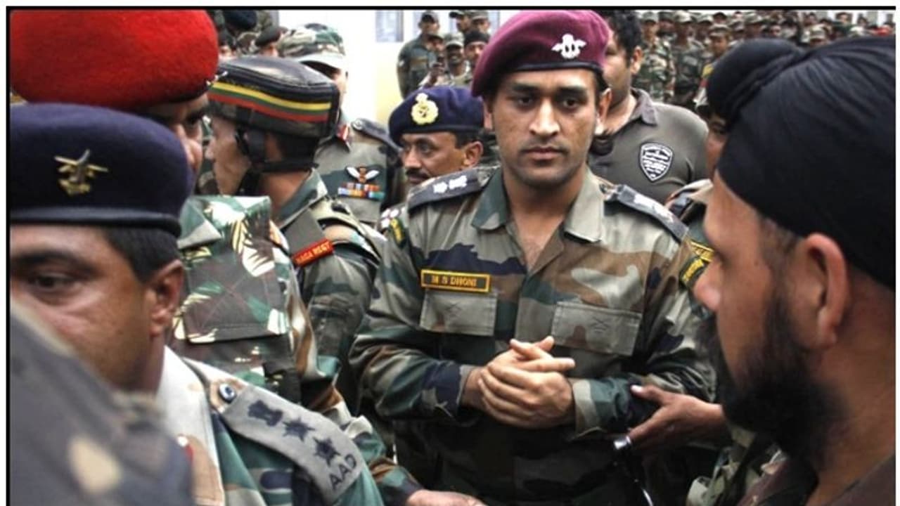 ಯೋಧರ ಜೊತೆ ಕಾಶ್ಮೀರ ಗಡಿ ಕಾಯಲಿದ್ದಾರೆ ಧೋನಿ! ಯೋಧರ ಜೊತೆ ಕಾಶ್ಮೀರ ಗಡಿ ಕಾಯಲಿದ್ದಾರೆ ಧೋನಿ!