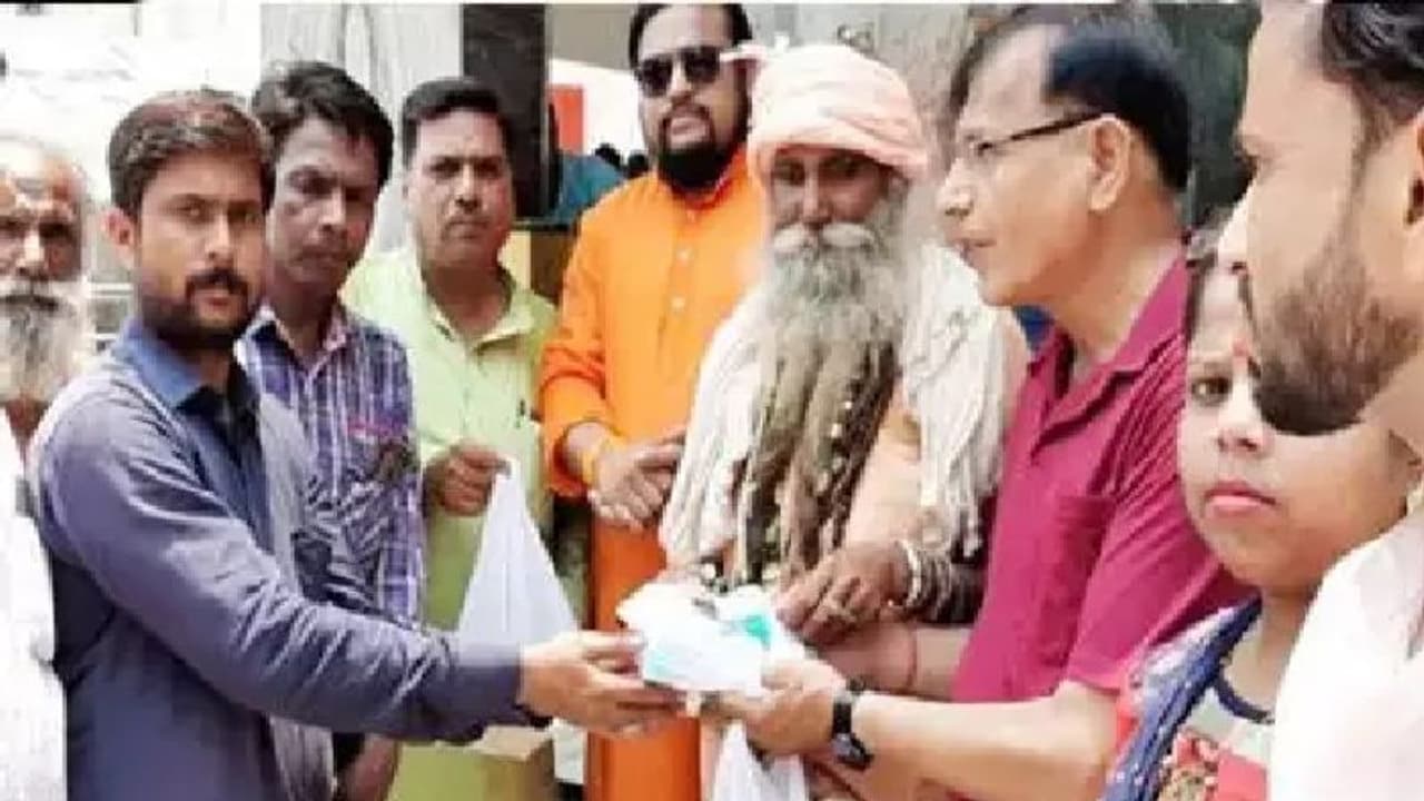 ಶಿವನ ಭಕ್ತರಿಗೆ ಹಣ್ಣು, ಹಾಲು ಹಂಚಿ ಆರೈಕೆ ಮಾಡಿದ ಮುಸಲ್ಮಾನರು! ಶಿವನ ಭಕ್ತರಿಗೆ ಹಣ್ಣು, ಹಾಲು ಹಂಚಿ ಆರೈಕೆ ಮಾಡಿದ ಮುಸಲ್ಮಾನರು!