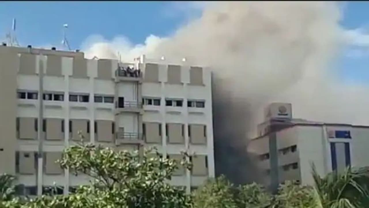 മുംബൈ എംടിഎൻഎൽ കെട്ടിടത്തില് തീപിടുത്തം; നൂറോളം പേർ കുടുങ്ങി കിടക്കുന്നതായി റിപ്പോർട്ട് മുംബൈ എംടിഎൻഎൽ കെട്ടിടത്തില് തീപിടുത്തം; നൂറോളം പേർ കുടുങ്ങി കിടക്കുന്നതായി റിപ്പോർട്ട്