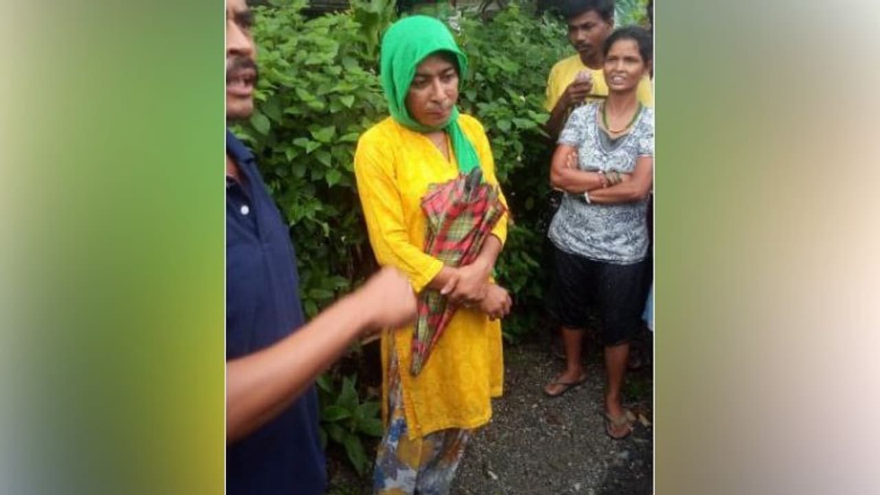 ছেলেধরা গুজবে সন্দেহ, পুলিশের সামনেই জলপাইগুড়িতে বহুরূপী যুবককে থেঁতলে খুন ছেলেধরা গুজবে সন্দেহ, পুলিশের সামনেই জলপাইগুড়িতে বহুরূপী যুবককে থেঁতলে খুন