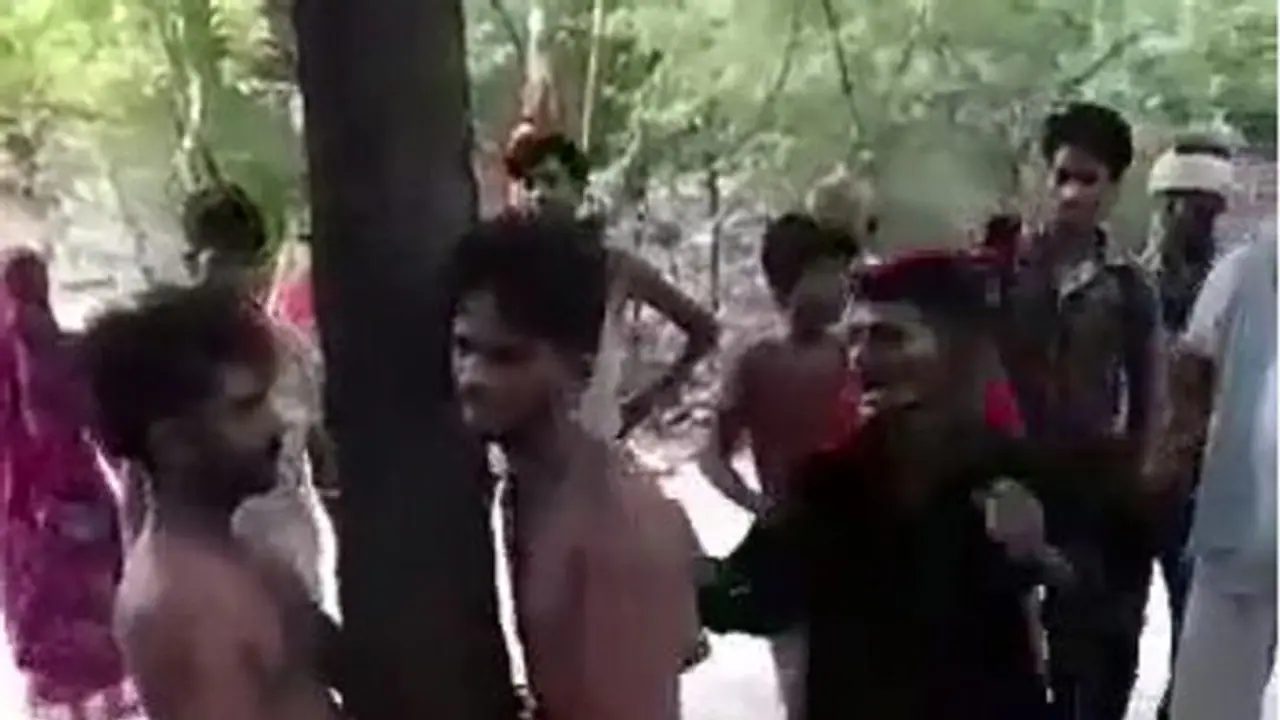चोरी के शक में दो युवकों की पेड़ से बांधकर बेरहमी से पिटाई