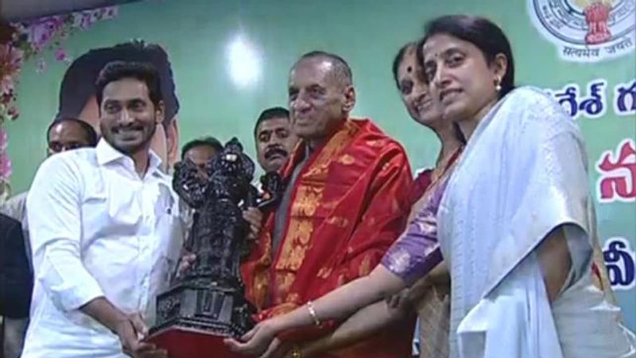 తెలిసీ తెలియక తప్పులు చేశా... గవర్నర్ భావోద్వేగం తెలిసీ తెలియక తప్పులు చేశా... గవర్నర్ భావోద్వేగం