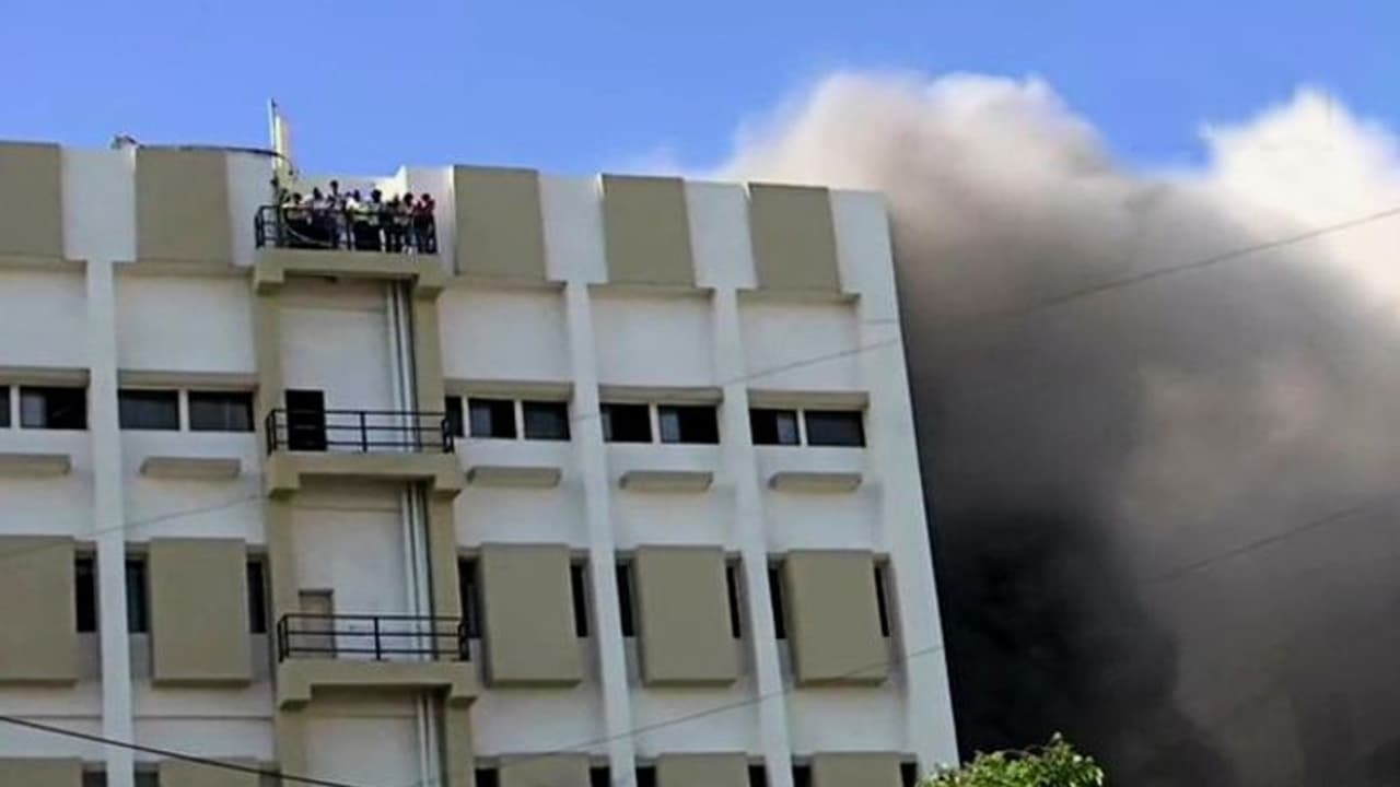 দমকলের তৎপরতায় জোর রক্ষা, বান্দ্রা অগ্নিকান্ডে বাঁচল শতাধিক প্রাণ দমকলের তৎপরতায় জোর রক্ষা, বান্দ্রা অগ্নিকান্ডে বাঁচল শতাধিক প্রাণ