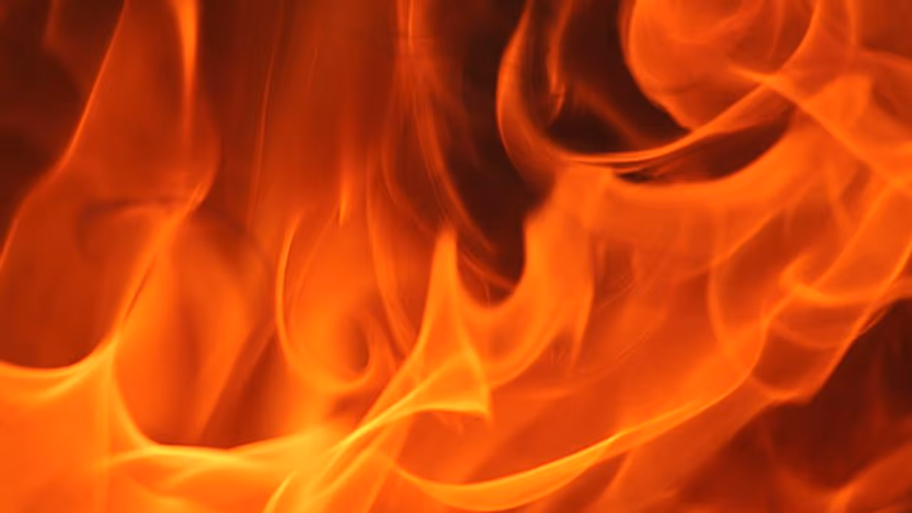 രണ്ട് മക്കളെ ചേര്‍ത്തുപിടിച്ച് അമ്മ തീ കൊളുത്തി; നാല് പേര്‍ക്ക് ദാരുണാന്ത്യം