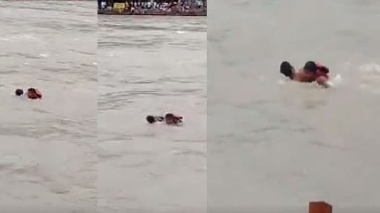 മുന്നറിയിപ്പ് മറികടന്ന് ഗംഗയില് ഇറങ്ങിയ യുവാവ് ഒഴുക്കില്പ്പെട്ടു; രക്ഷകനായി പൊലീസുകാരന് വീഡിയോ മുന്നറിയിപ്പ് മറികടന്ന് ഗംഗയില് ഇറങ്ങിയ യുവാവ് ഒഴുക്കില്പ്പെട്ടു; രക്ഷകനായി പൊലീസുകാരന് വീഡിയോ