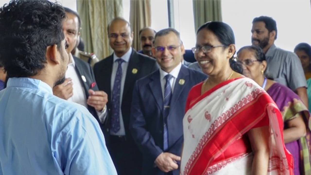 നിപയെ അതിജീവിച്ച എഞ്ചിനീയറിംഗ് വിദ്യാര്ത്ഥിയെ കാണാന് ആരോഗ്യ മന്ത്രിയെത്തി നിപയെ അതിജീവിച്ച എഞ്ചിനീയറിംഗ് വിദ്യാര്ത്ഥിയെ കാണാന് ആരോഗ്യ മന്ത്രിയെത്തി