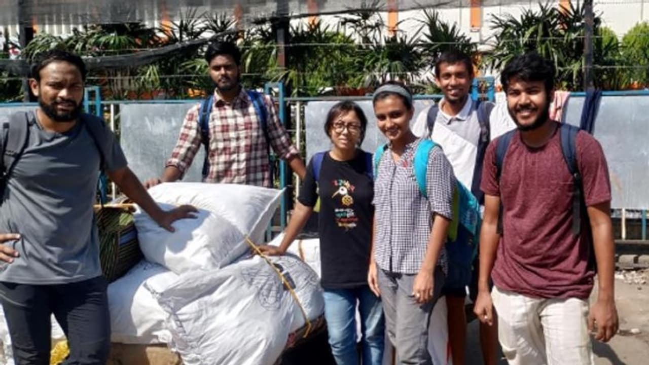 ভয়াল বন্যায় মৃত ৬৬! কলকাতা বিশ্ববিদ্যালয়ের পড়ুয়ারা সাহায্য নিয়ে পৌঁছলেন অসম ভয়াল বন্যায় মৃত ৬৬! কলকাতা বিশ্ববিদ্যালয়ের পড়ুয়ারা সাহায্য নিয়ে পৌঁছলেন অসম