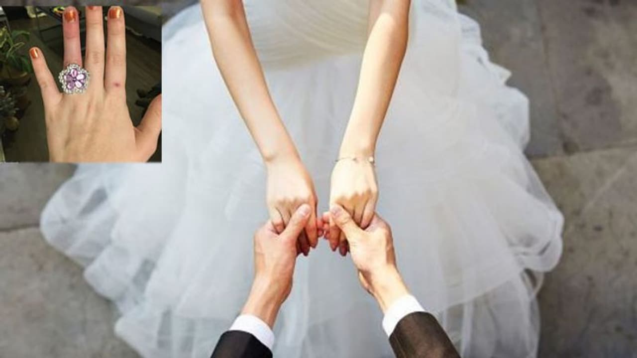 വീട് വിറ്റ് വരന് വിവാഹമോതിരം വാങ്ങി; ചിത്രം പോസ്റ്റിയ വധുവിനോട് പ്രച്ഛന്ന വേഷമാണോയെന്ന് ട്രോളന്മാര് വീട് വിറ്റ് വരന് വിവാഹമോതിരം വാങ്ങി; ചിത്രം പോസ്റ്റിയ വധുവിനോട് പ്രച്ഛന്ന വേഷമാണോയെന്ന് ട്രോളന്മാര്