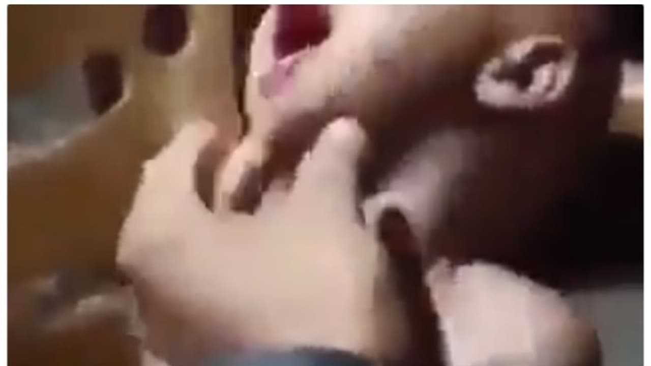 మలద్వారం గుండా గాలిని పంపిన స్నేహితుడు: చిన్నారి మృతి మలద్వారం గుండా గాలిని పంపిన స్నేహితుడు: చిన్నారి మృతి