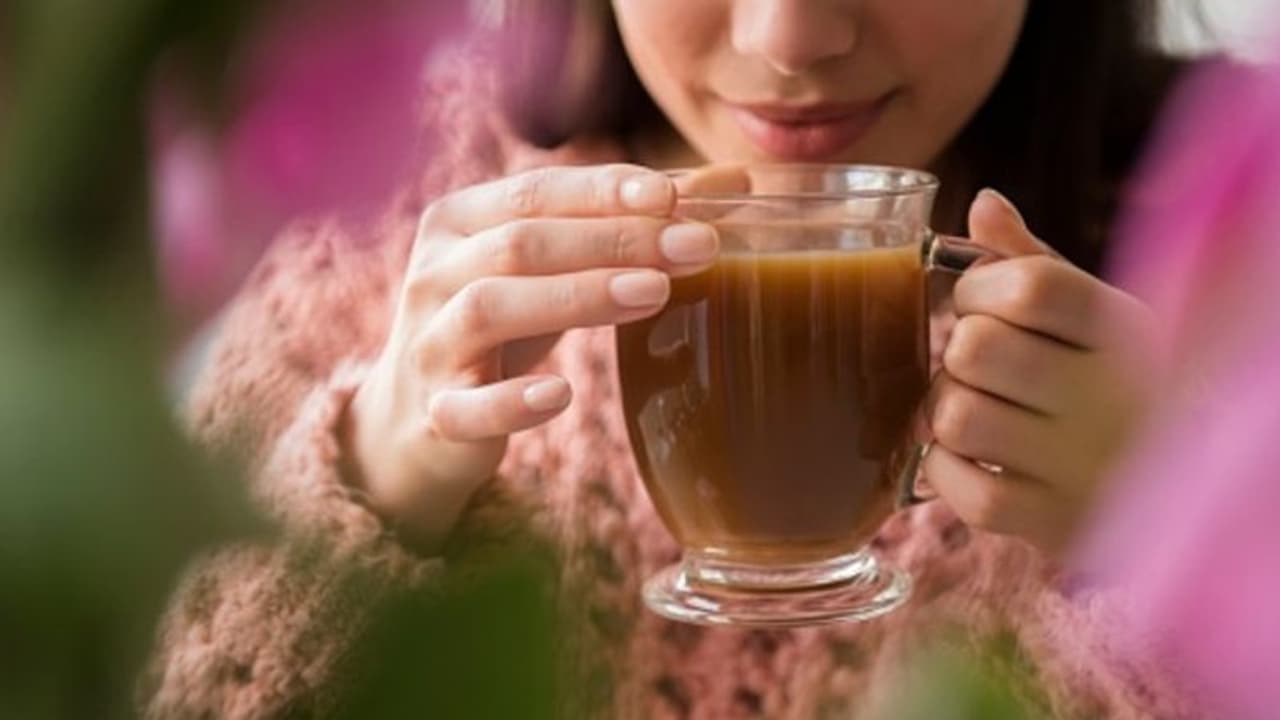 এভাবে চা কফি খান! শরীরে বাড়াচ্ছেন ক্যানসারের ঝুঁকি