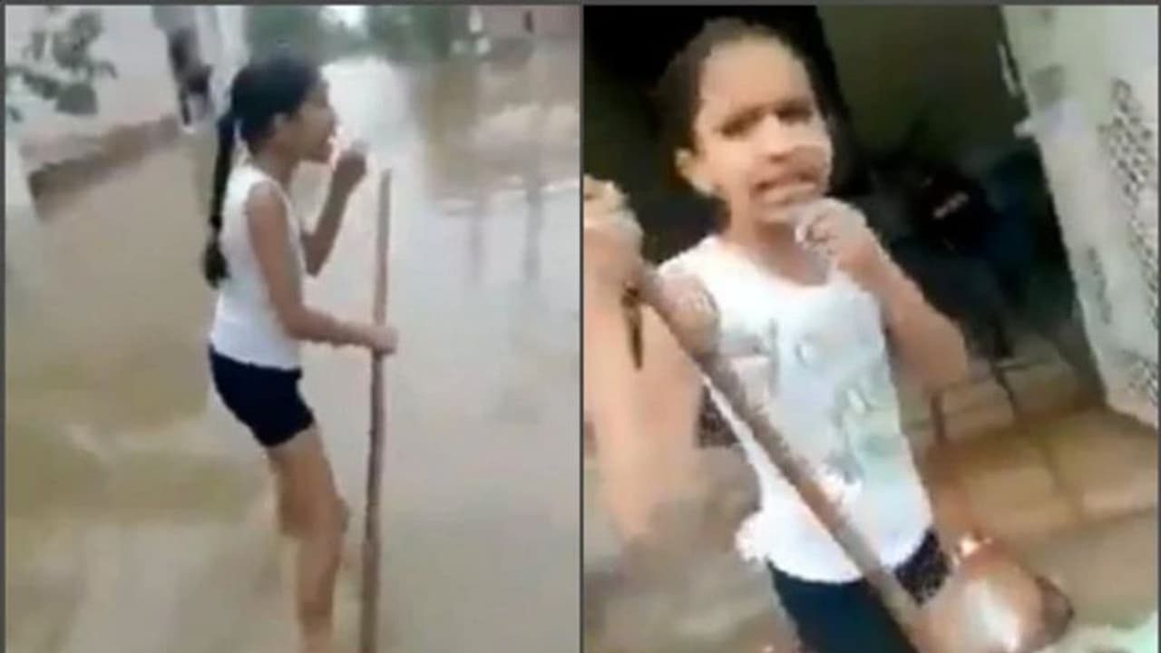 ಮಳೆಗೆ ತುಂಬಿದ ನೀರು: ರಸ್ತೆಗಿಳಿದು ಲೈವ್ ರಿಪೋರ್ಟಿಂಗ್ ಮಾಡಿದ ಪೋರಿ! ಮಳೆಗೆ ತುಂಬಿದ ನೀರು: ರಸ್ತೆಗಿಳಿದು ಲೈವ್ ರಿಪೋರ್ಟಿಂಗ್ ಮಾಡಿದ ಪೋರಿ!