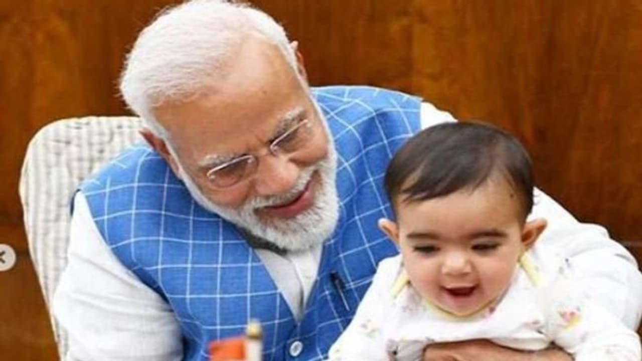 പ്രധാനമന്ത്രിയെ കാണാന് പാര്ലമെന്റിലെത്തിയ 'വിശിഷ്ടാതിഥി' പ്രധാനമന്ത്രിയെ കാണാന് പാര്ലമെന്റിലെത്തിയ 'വിശിഷ്ടാതിഥി'