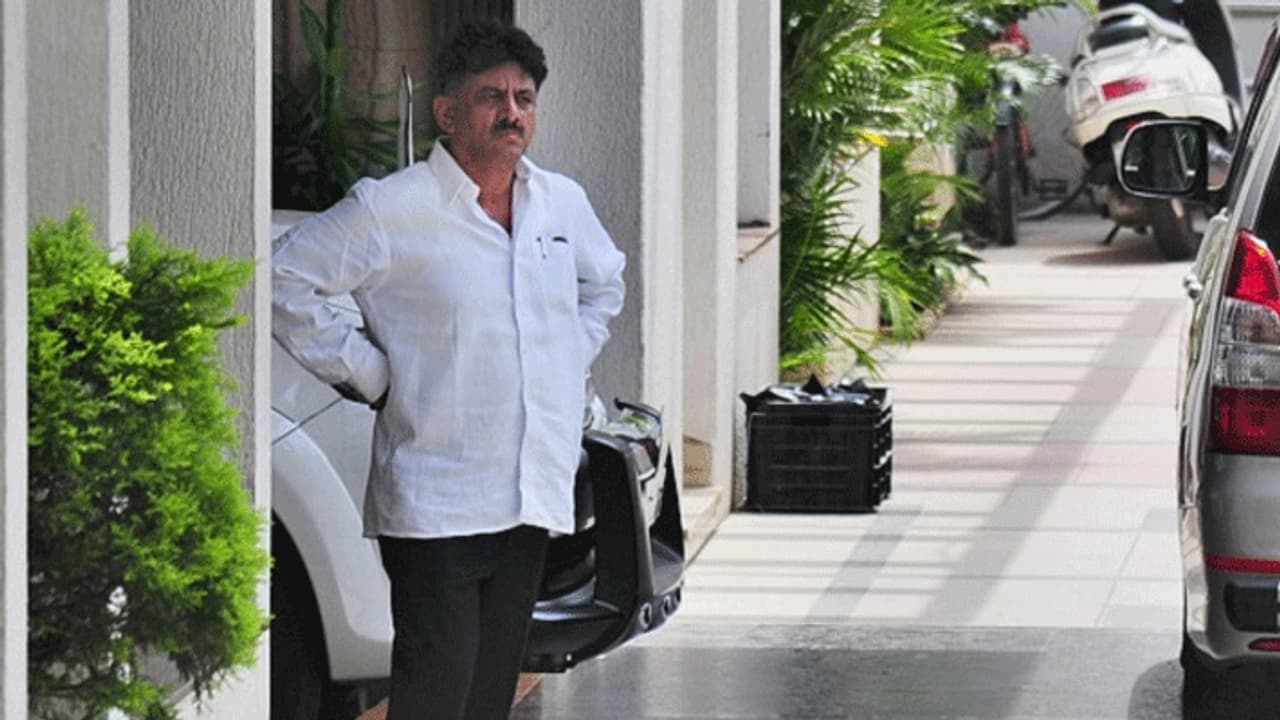 'രാജ്യത്തെ പൗരൻമാരോട് ഇങ്ങനെയാണോ പെരുമാറുന്നത്': ഡി കെ ശിവകുമാറിന്റെ ജാമ്യം റദ്ദാക്കണമെന്ന അപേക്ഷ സുപ്രീംകോടതി തള്ളി 'രാജ്യത്തെ പൗരൻമാരോട് ഇങ്ങനെയാണോ പെരുമാറുന്നത്': ഡി കെ ശിവകുമാറിന്റെ ജാമ്യം റദ്ദാക്കണമെന്ന അപേക്ഷ സുപ്രീംകോടതി തള്ളി