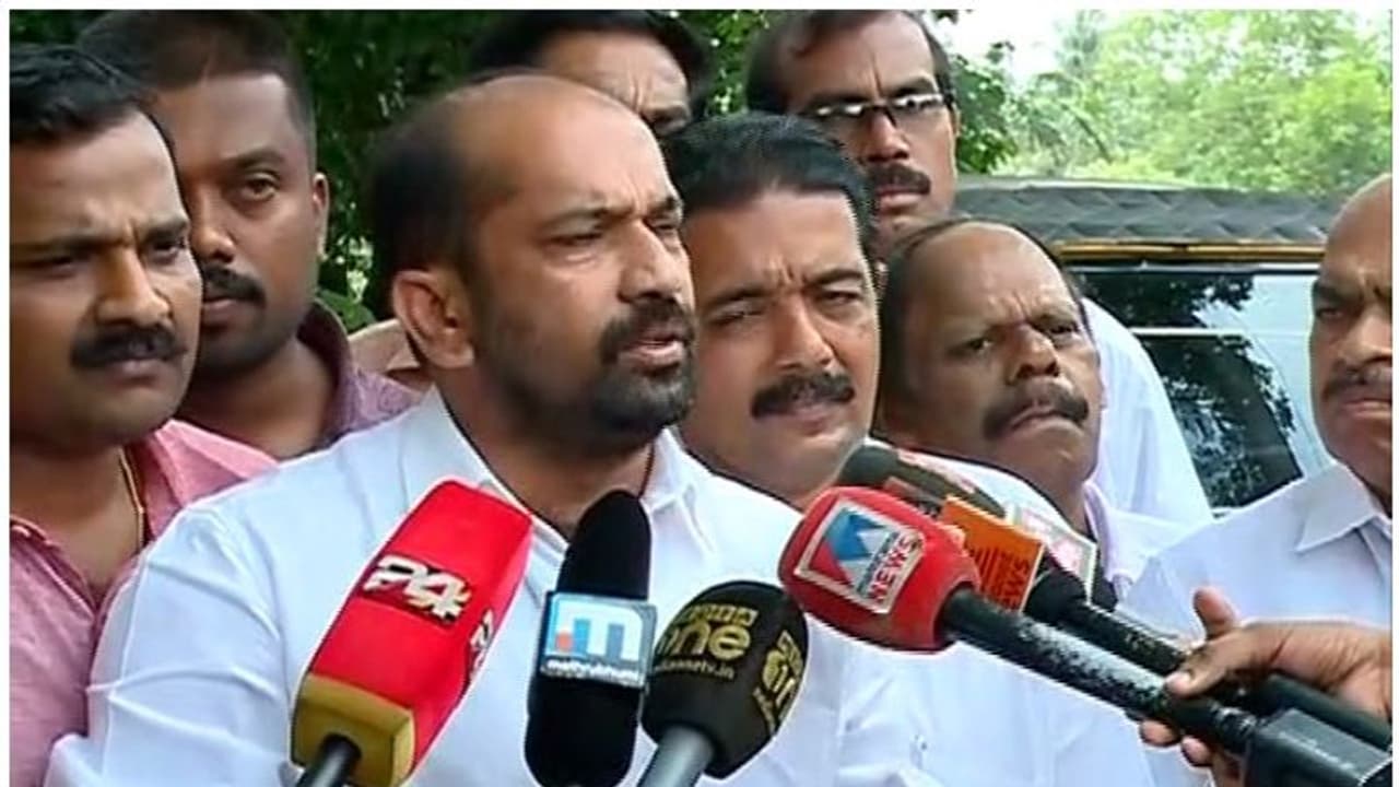 ക്വാറന്റൈന് കാലത്ത് കൃഷി ചലഞ്ചുമായി അനില് അക്കര; 9 വിജയികള്ക്ക് നാടന് പശുക്കുട്ടി സമ്മാനം ക്വാറന്റൈന് കാലത്ത് കൃഷി ചലഞ്ചുമായി അനില് അക്കര; 9 വിജയികള്ക്ക് നാടന് പശുക്കുട്ടി സമ്മാനം