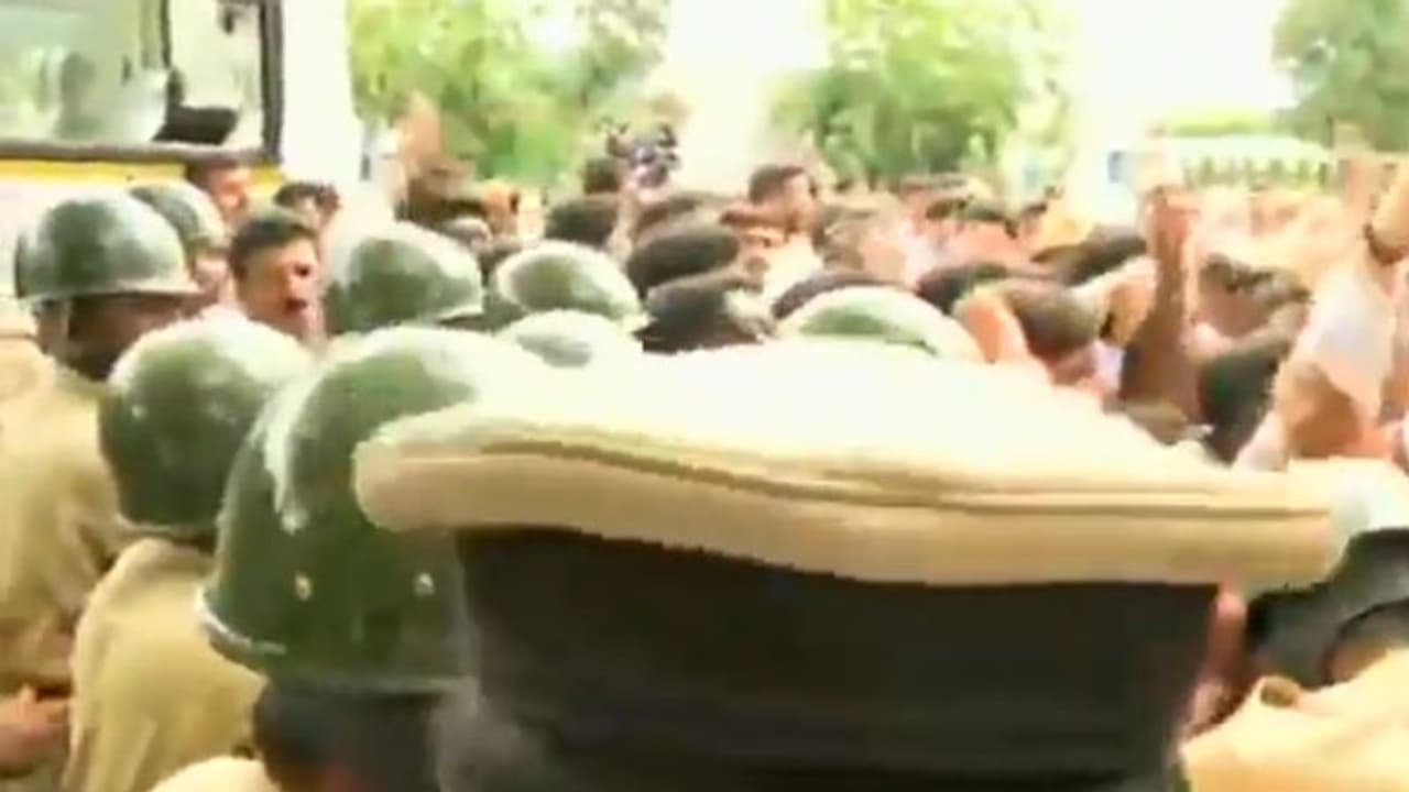 ಮಂಡ್ಯ: ಪ್ರತಿಭಟಿಸಿದ ರೈತರನ್ನು ಹೊರದಬ್ಬಿದ ಪೊಲೀಸರು ಮಂಡ್ಯ: ಪ್ರತಿಭಟಿಸಿದ ರೈತರನ್ನು ಹೊರದಬ್ಬಿದ ಪೊಲೀಸರು