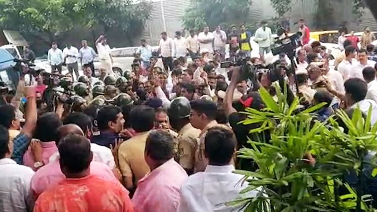 ஹிஜாப் வழக்கில் நாளை தீர்ப்பு... 21ம் தேதி வரை போராட்டம் நடத்த தடை... பெங்களூர் காவல்துறை அதிரடி உத்தரவு!! ஹிஜாப் வழக்கில் நாளை தீர்ப்பு... 21ம் தேதி வரை போராட்டம் நடத்த தடை... பெங்களூர் காவல்துறை அதிரடி உத்தரவு!!