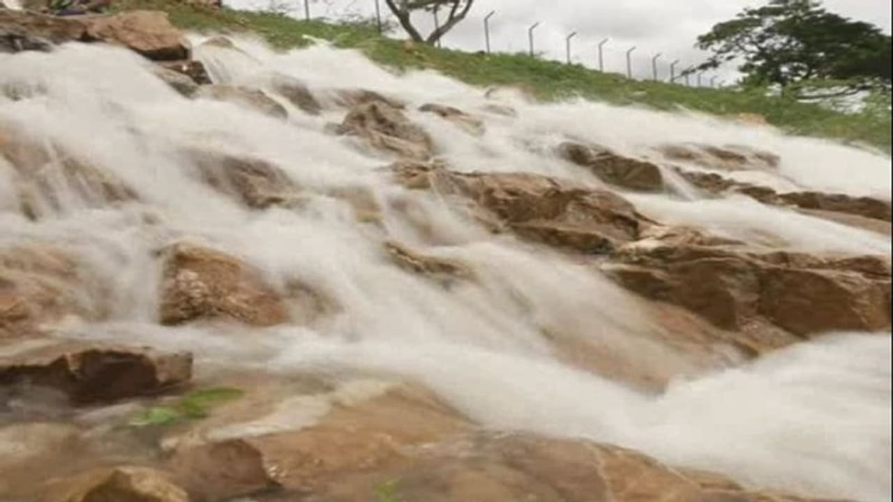 ಯುವ ಮನಸ್ಸುಗಳನ್ನು ಸೆಳೆಯುತ್ತಿದೆ ಪ್ರಕೃತಿ ನಿರ್ಮಿಸಿದ ಮಿನಿ ಫಾಲ್ಸ್ ಯುವ ಮನಸ್ಸುಗಳನ್ನು ಸೆಳೆಯುತ್ತಿದೆ ಪ್ರಕೃತಿ ನಿರ್ಮಿಸಿದ ಮಿನಿ ಫಾಲ್ಸ್