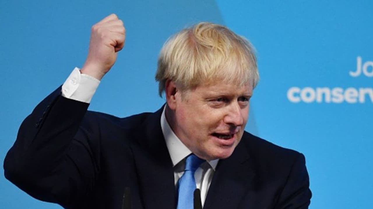 ঘুম ভেঙে মাথা তুলে দাঁড়াবে দেশ! চেয়ারে বসেই বড় প্রতিশ্রুতি নয়া প্রধানমন্ত্রীর ঘুম ভেঙে মাথা তুলে দাঁড়াবে দেশ! চেয়ারে বসেই বড় প্রতিশ্রুতি নয়া প্রধানমন্ত্রীর