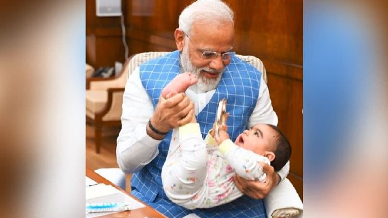 মোদীর কোলে এই একরত্তি আসলে কে! মুহূর্তে ইন্টারনেটে ভাইরাল ছবি মোদীর কোলে এই একরত্তি আসলে কে! মুহূর্তে ইন্টারনেটে ভাইরাল ছবি