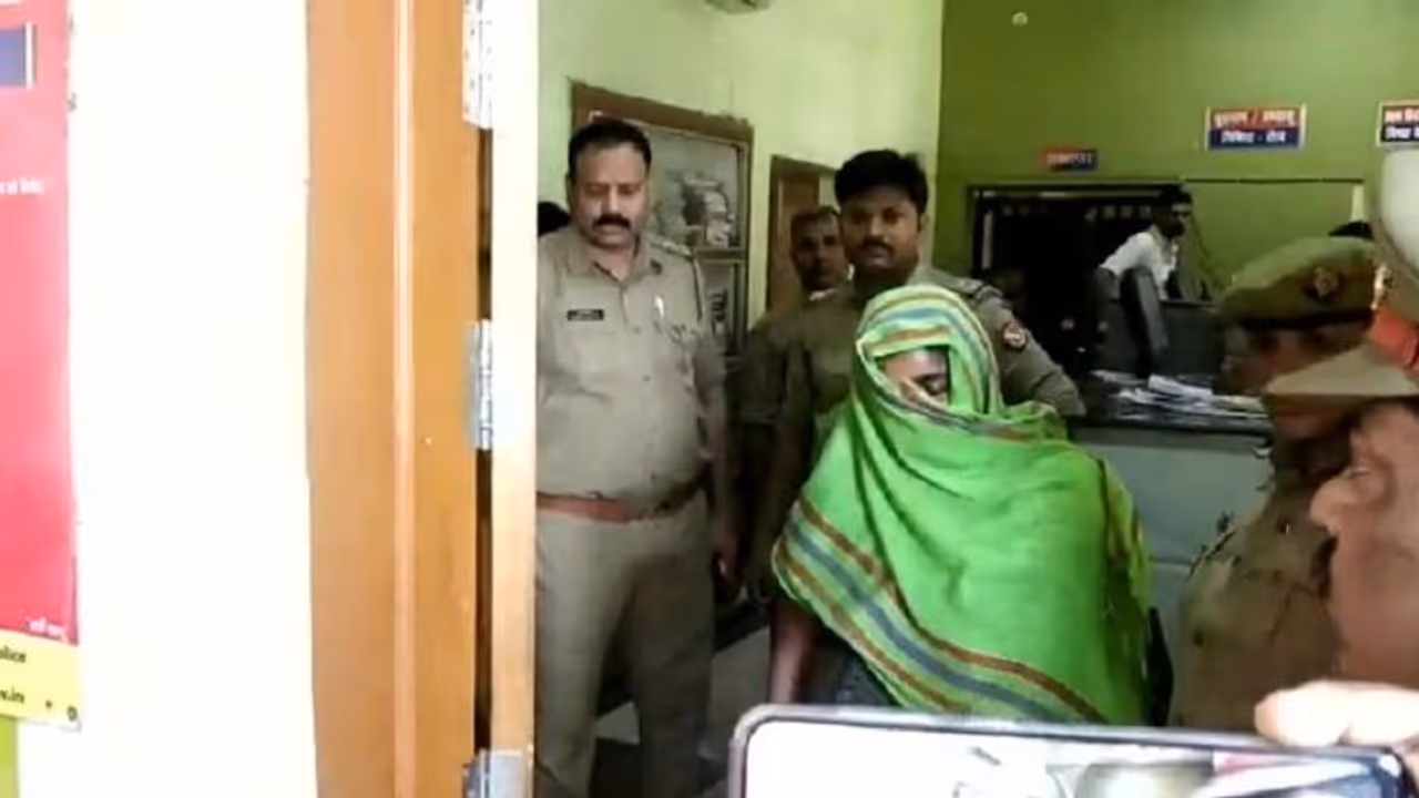 बेरहम मां ने बीमार नवजात को अस्पताल की चौथी मंजिल से नीचे फेंका बेरहम मां ने बीमार नवजात को अस्पताल की चौथी मंजिल से नीचे फेंका