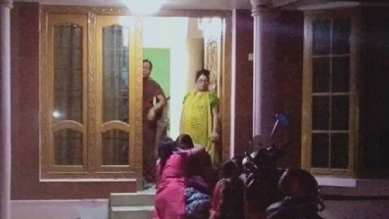 ஒவ்வொரு அறையாக தேடிச் சென்று கொடூரமாக வெட்டிக் கொன்ற மர்ம கும்பல் ! நெல்லையில் நடந்த சோகம் !! ஒவ்வொரு அறையாக தேடிச் சென்று கொடூரமாக வெட்டிக் கொன்ற மர்ம கும்பல் ! நெல்லையில் நடந்த சோகம் !!