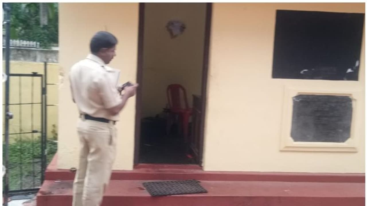 ക്ഷേത്രത്തിന്റെ ഓഫീസ് കുത്തിത്തുറന്ന് പണം അപഹരിച്ചു ക്ഷേത്രത്തിന്റെ ഓഫീസ് കുത്തിത്തുറന്ന് പണം അപഹരിച്ചു