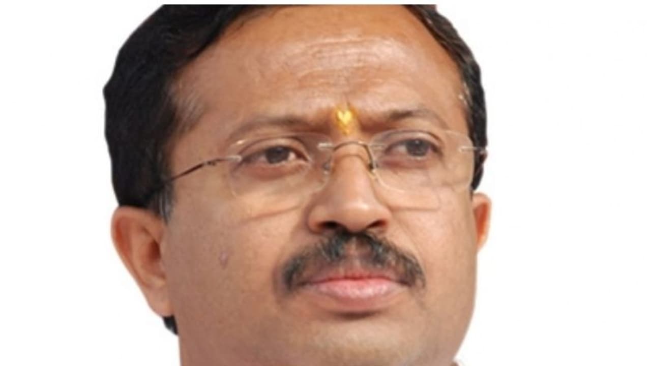 കൊച്ചിയില് വി മുരളീധരന് നേരെ യൂത്ത് കോൺഗ്രസ് പ്രവര്ത്തകരുടെ കരിങ്കൊടി കൊച്ചിയില് വി മുരളീധരന് നേരെ യൂത്ത് കോൺഗ്രസ് പ്രവര്ത്തകരുടെ കരിങ്കൊടി