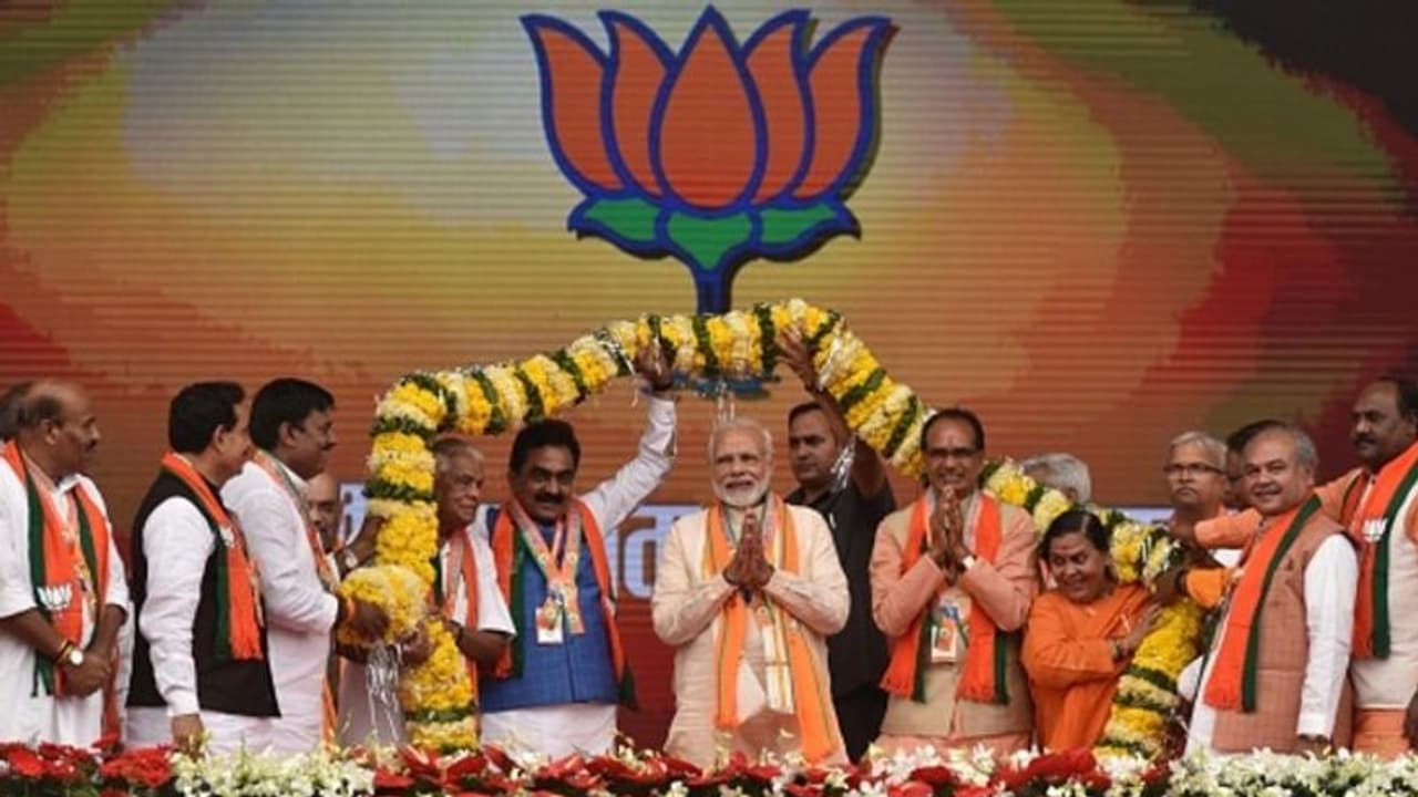 আধুনিক যুগের অশ্বমেধ যজ্ঞে মোদী শাহ! এবার নিশানায় মধ্যপ্রদেশ, পথ দেখাল কর্নাটক আধুনিক যুগের অশ্বমেধ যজ্ঞে মোদী শাহ! এবার নিশানায় মধ্যপ্রদেশ, পথ দেখাল কর্নাটক