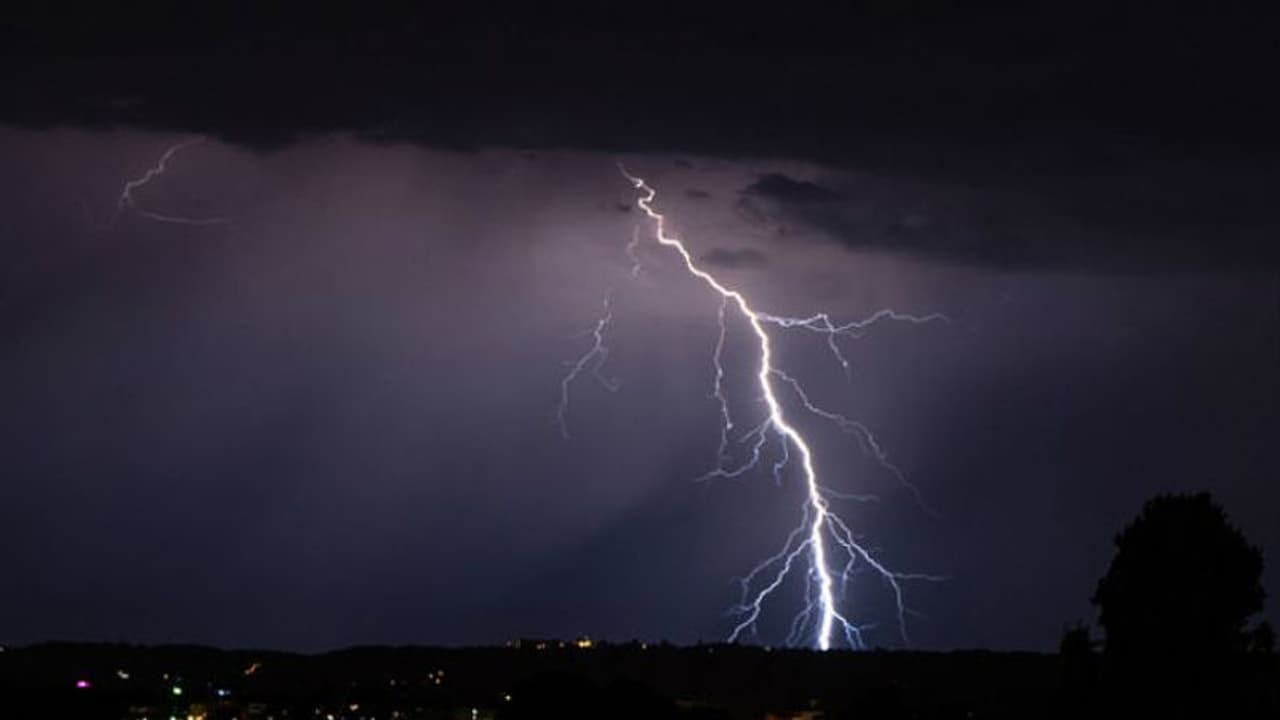 বিপদের নাম বাজ, একদিনে বিহারে মৃত্যু হল ৩২ জনের, জানুন বাঁচার উপায় বিপদের নাম বাজ, একদিনে বিহারে মৃত্যু হল ৩২ জনের, জানুন বাঁচার উপায়