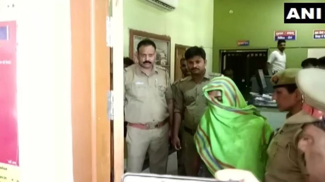 பெற்ற குழந்தையை 4 வது மாடியில் இருந்து தூக்கி வீசி கொலை செய்த தாய்! பகீர் காரணம்! பெற்ற குழந்தையை 4 வது மாடியில் இருந்து தூக்கி வீசி கொலை செய்த தாய்! பகீர் காரணம்!