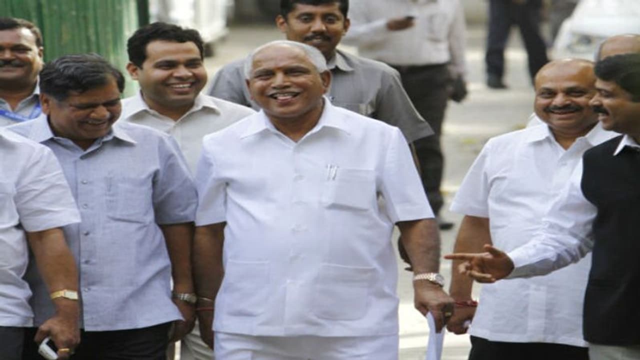 গেরুয়া রঙে সেজে উঠেছে বেঙ্গালুরু, শুক্রবারই সম্ভবত শপথ ইয়েদুরাপ্পা সরকারের