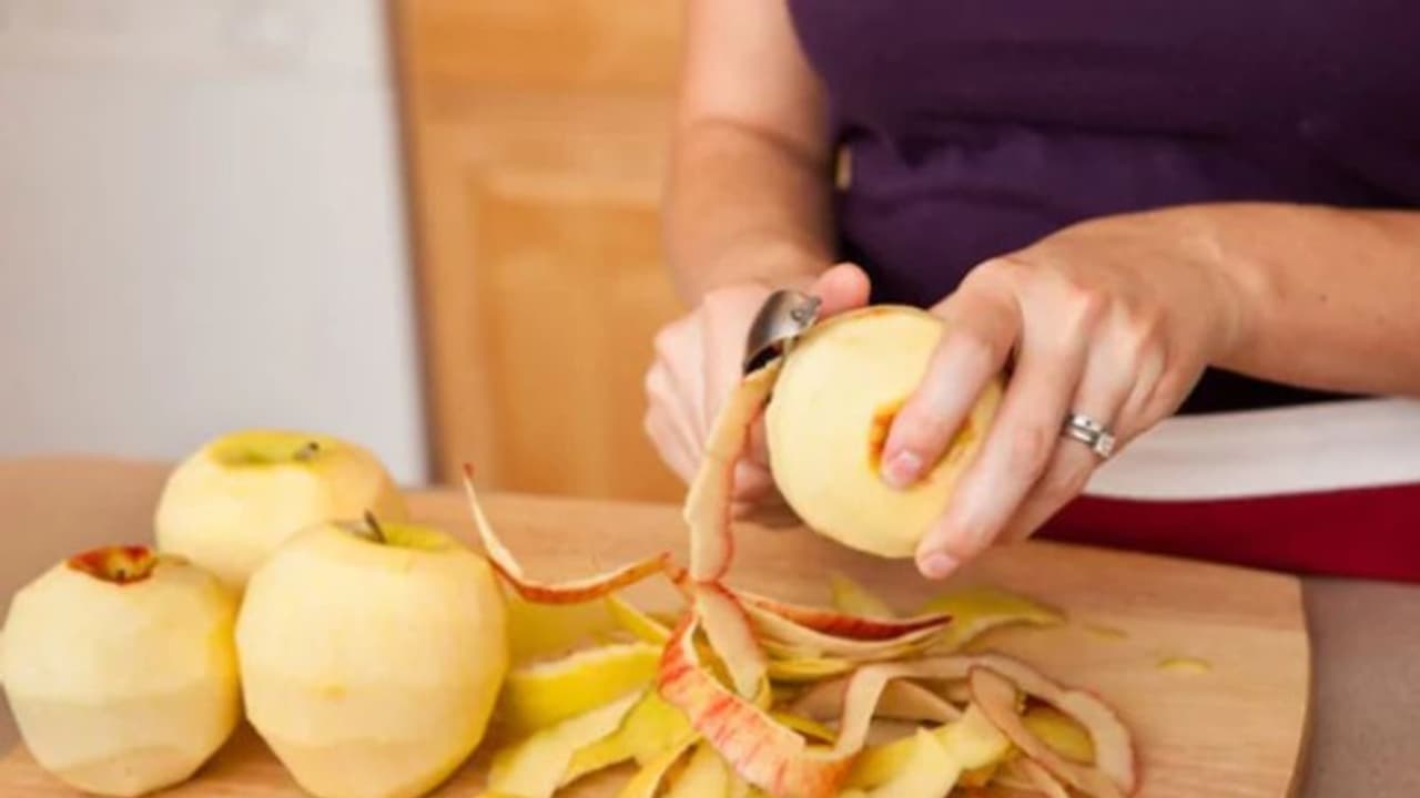 ഒരു ആപ്പിളില് ഇത്രയും ലക്ഷം രോഗാണുക്കള്; ഞെട്ടിപ്പിക്കുന്ന പഠനം! ഒരു ആപ്പിളില് ഇത്രയും ലക്ഷം രോഗാണുക്കള്; ഞെട്ടിപ്പിക്കുന്ന പഠനം!
