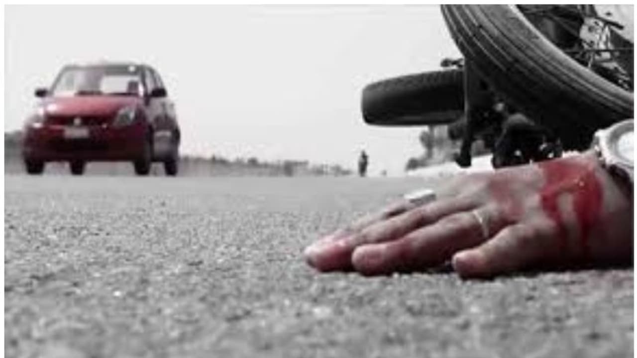 రోడ్డు ప్రమాదంలో మహిళకు గాయాలు.... కానిస్టేబుల్ ఏం చేశాడంటే..