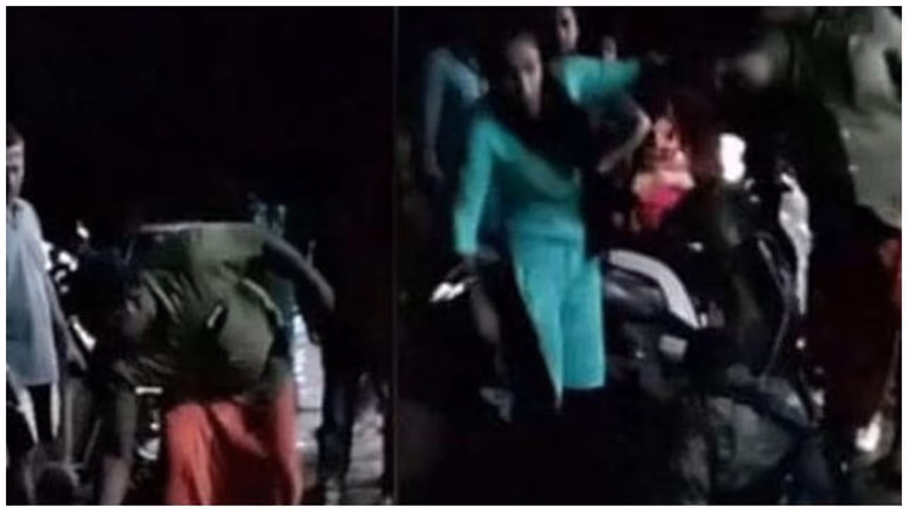 உங்க யாருக்கும் மனசாட்சியே இல்லையா... அடி வாங்கி கதறிய தமிழ்ப்பெண்... வேடிக்கை பார்த்த கேரள சேட்டன்கள்..! உங்க யாருக்கும் மனசாட்சியே இல்லையா... அடி வாங்கி கதறிய தமிழ்ப்பெண்... வேடிக்கை பார்த்த கேரள சேட்டன்கள்..!