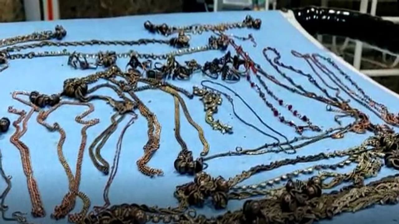 তরুণীর পেটে দু' কেজি গয়না, অস্ত্রোপচারে মিলল হাত ঘড়ি, কয়েনও