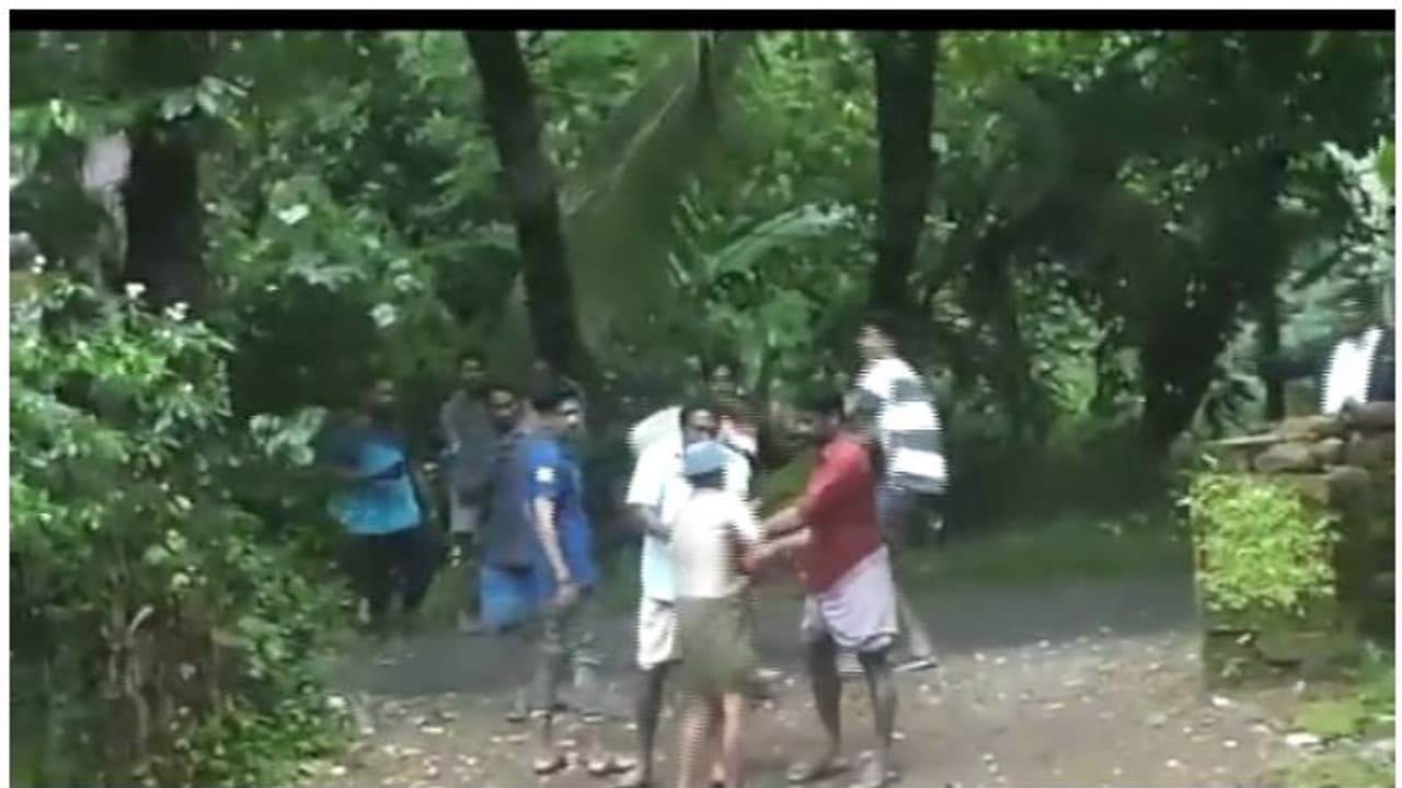 റിട്ടയേര്ഡ് അധ്യാപകന്റെ കൈ നാട്ടുകാര് തല്ലിയൊടിച്ച സംഭവം; പൊലീസ് കേസെടുത്തു റിട്ടയേര്ഡ് അധ്യാപകന്റെ കൈ നാട്ടുകാര് തല്ലിയൊടിച്ച സംഭവം; പൊലീസ് കേസെടുത്തു