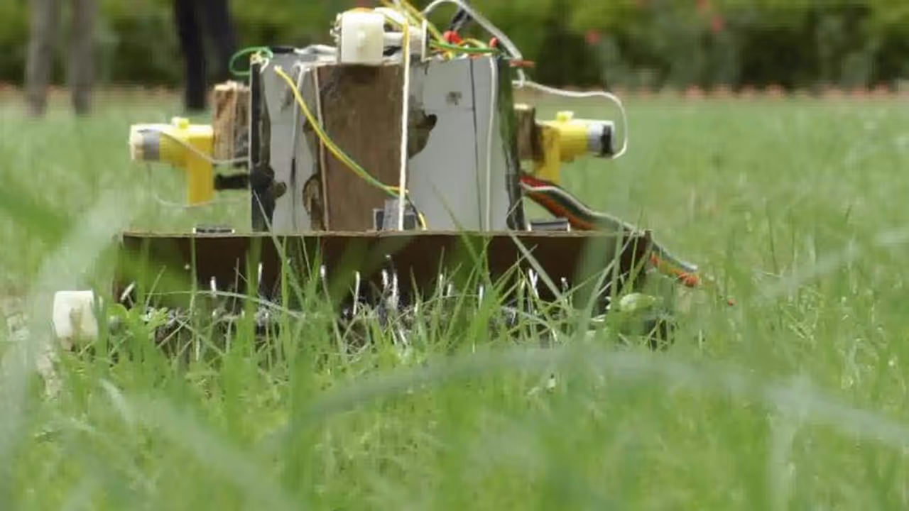 10वीं के छात्रों ने कबाड़ से बनाया हार्वेस्टर मशीन का मॉडल 10वीं के छात्रों ने कबाड़ से बनाया हार्वेस्टर मशीन का मॉडल