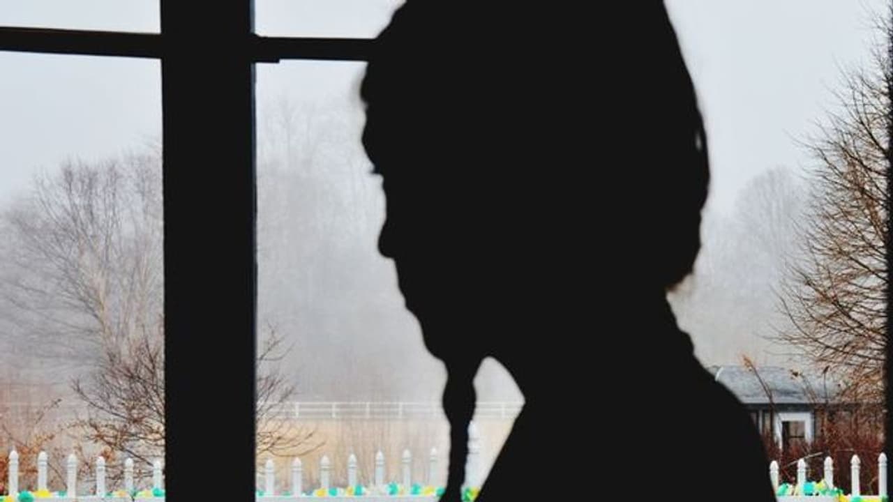 எந்நேரமும் டிக் டாக் வீடியோ... பெண்களுடன் ரொமான்ஸ்!! காதல் கணவனின் அட்டூழித்தால் புதுப்பெண் எடுத்த விபரீத முடிவு!!